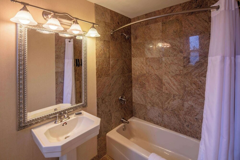 Фото Collegian Hotel & Suites Trademark Collection by Wyndham