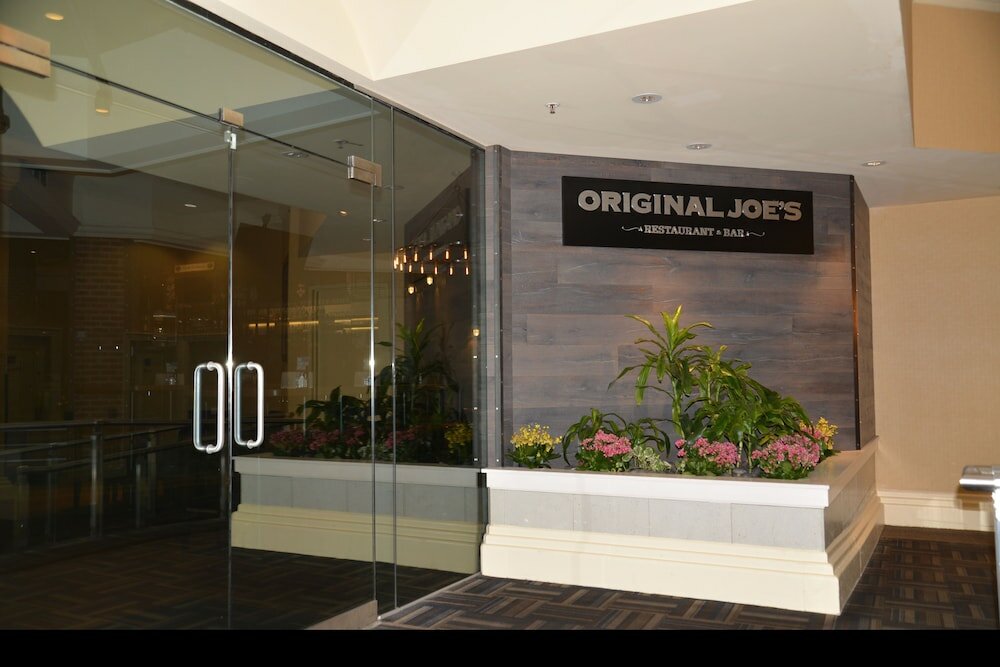 Фото Rosedale on Robson Suite Hotel