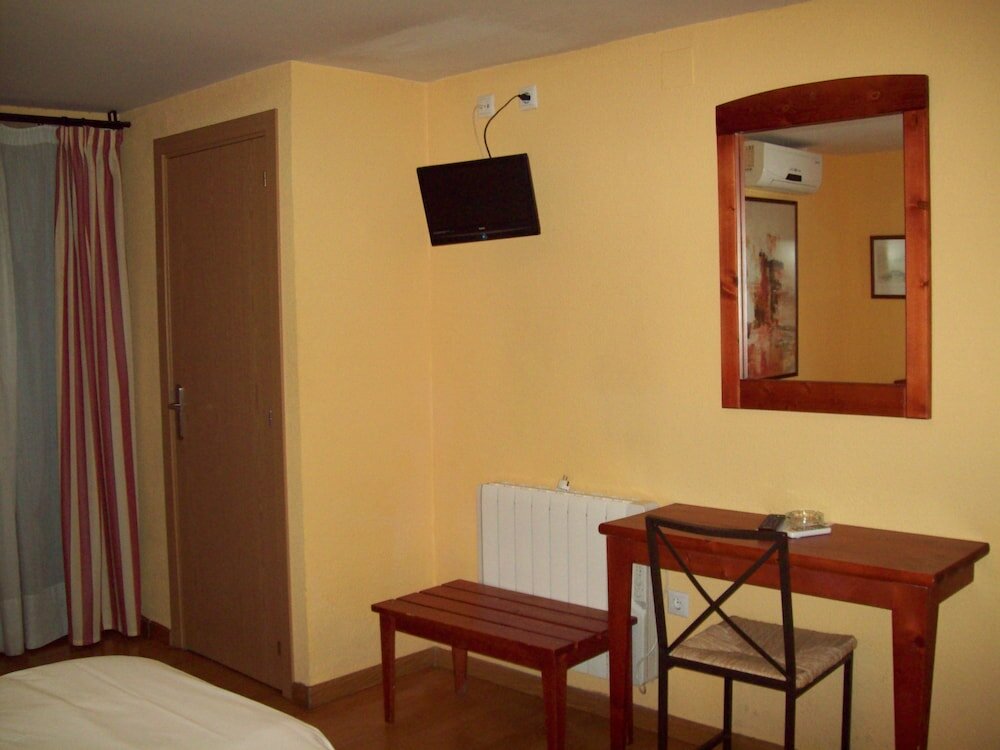 Фото Hostal Restaurante Puerta del Alcázar