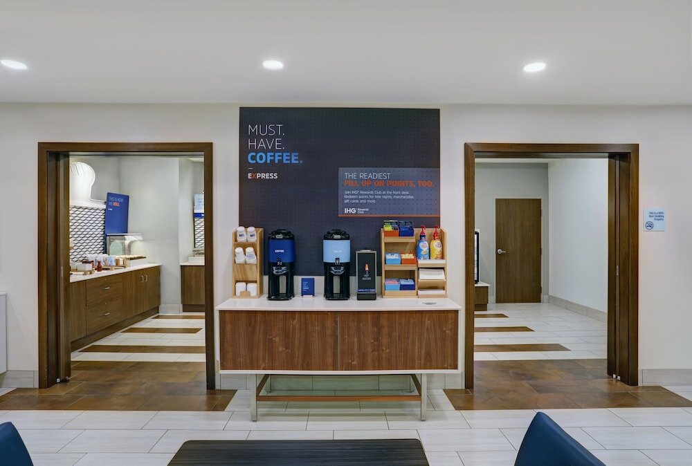 Фото Holiday Inn Express & Suites Lenexa - Overland Park Area, an Ihg Hotel