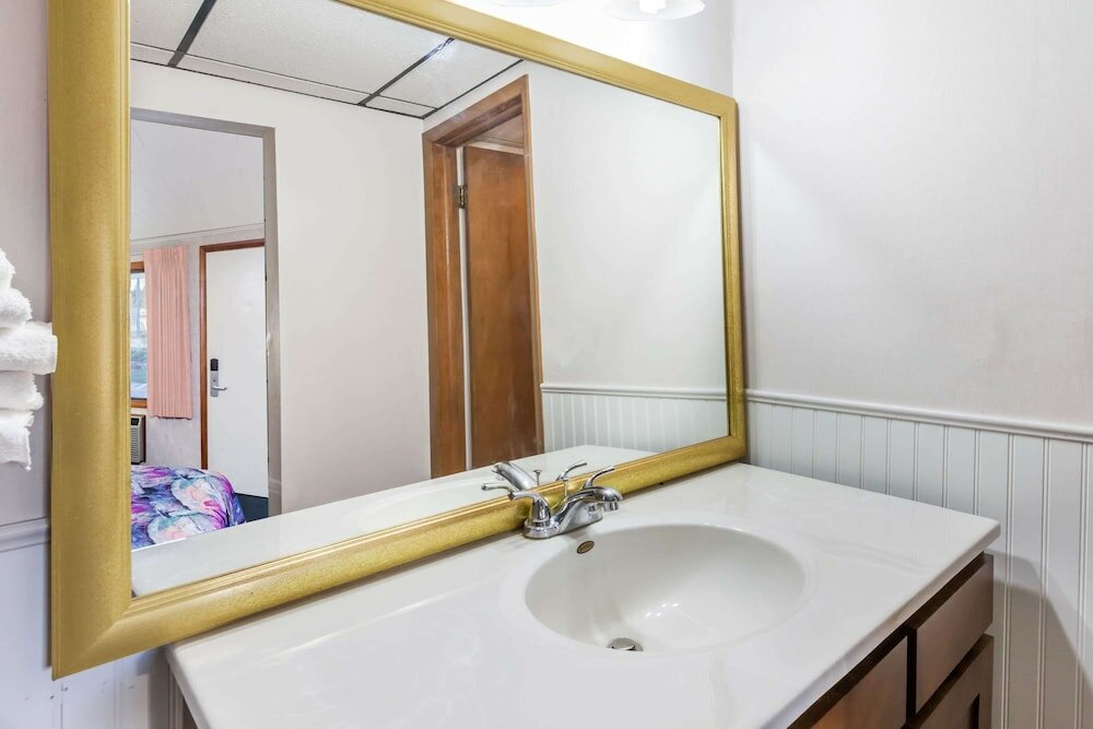 Фото Knights Inn Mackinaw City