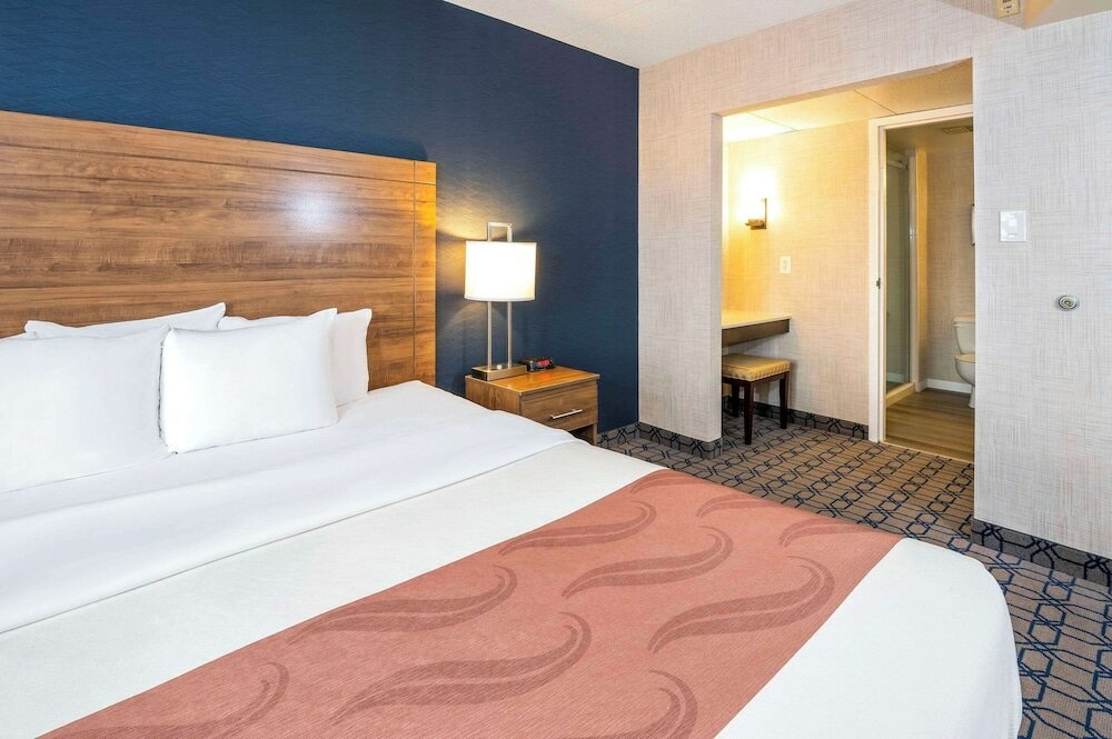 Фото Quality Suites Whitby