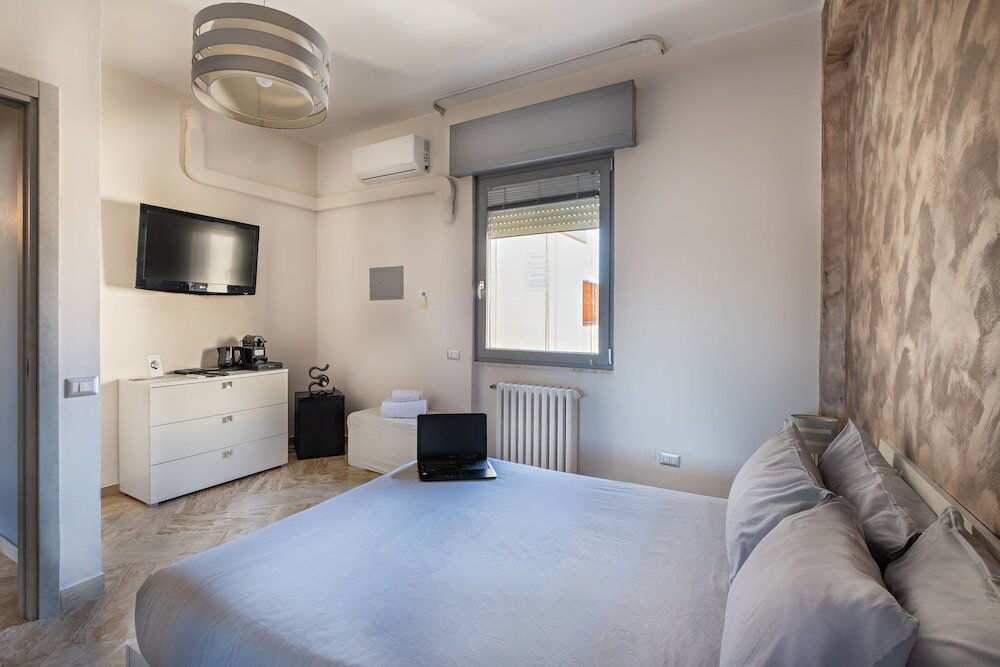 Фото Penthouse Station Luxury Suites & Apts