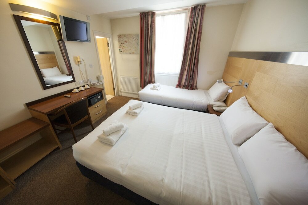 Фото Maiden Oval Hotel