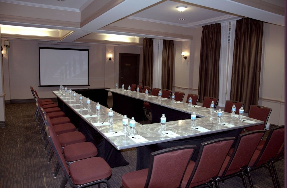 Фото Radisson Hotel & Suites Fort McMurray