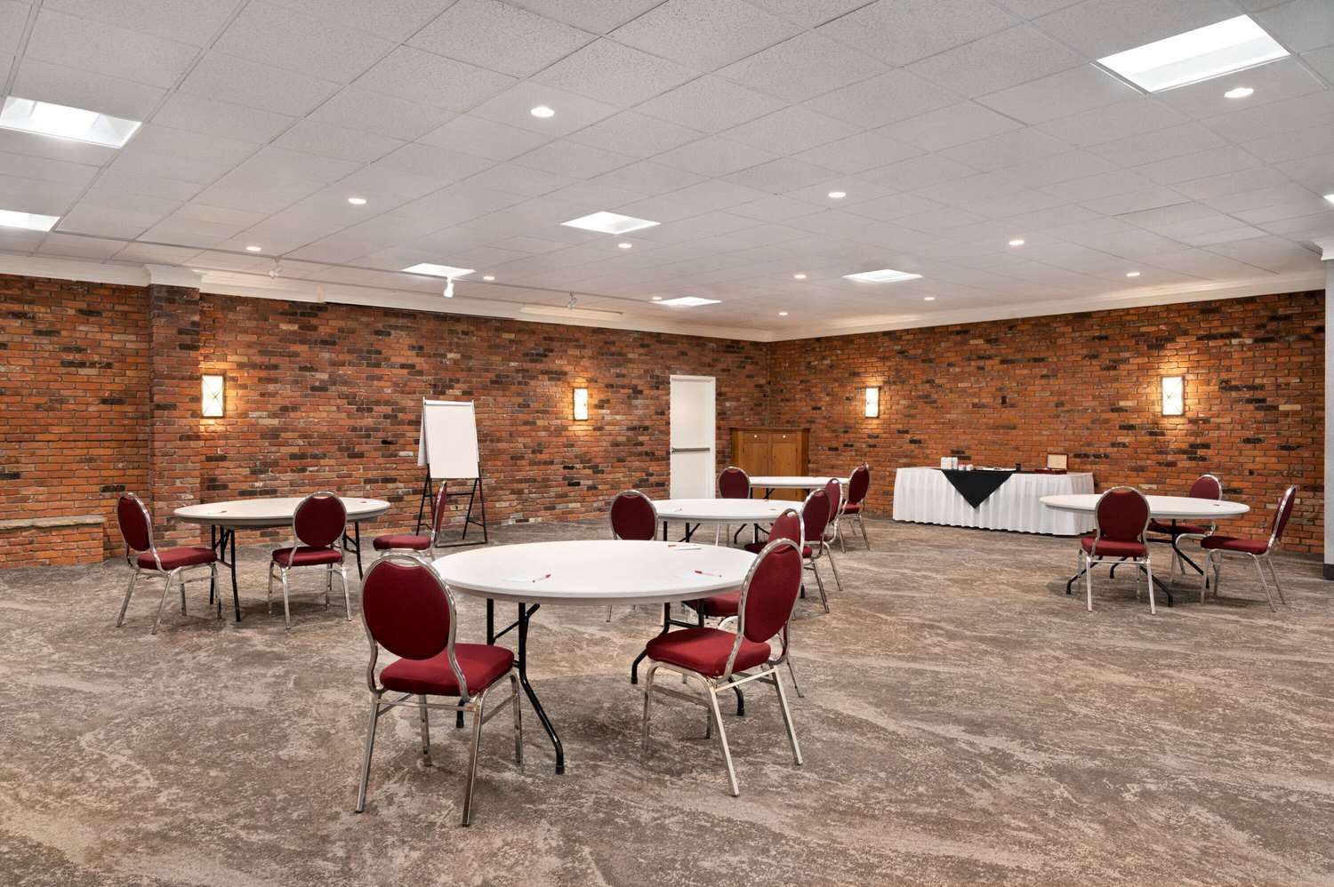 Фото Ramada by Wyndham Cornwall