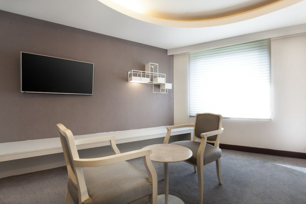 Фото The Riverside Hotel