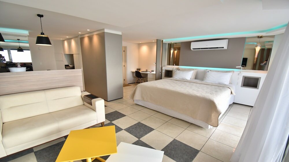 Фото Iate Plaza Hotel