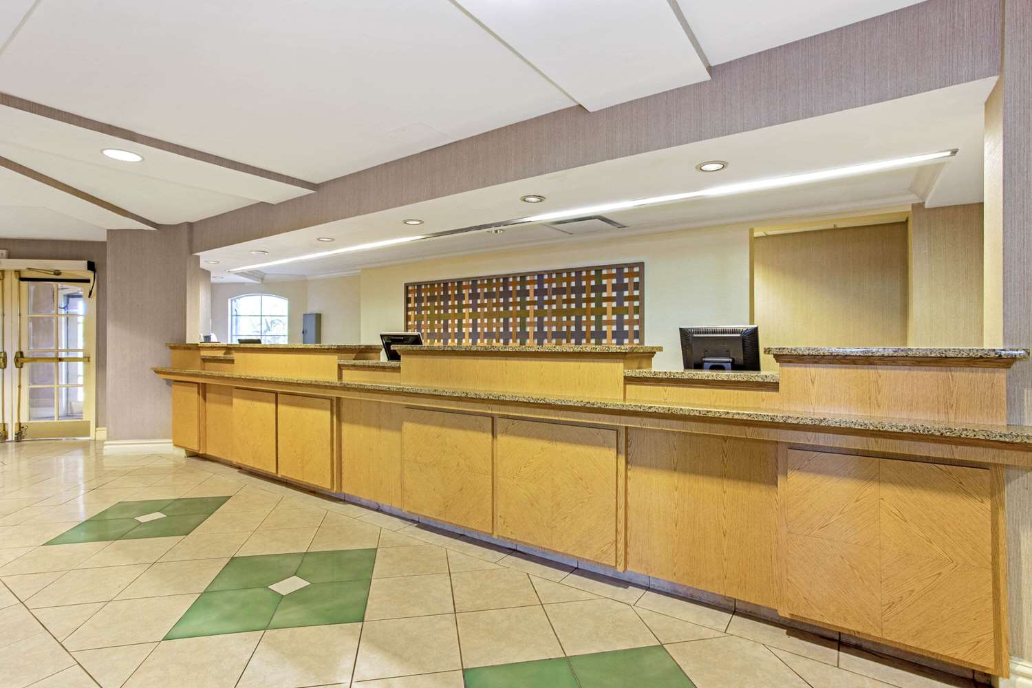 Фото La Quinta Inn & Suites by Wyndham Orlando i Drive/Conv Ctr