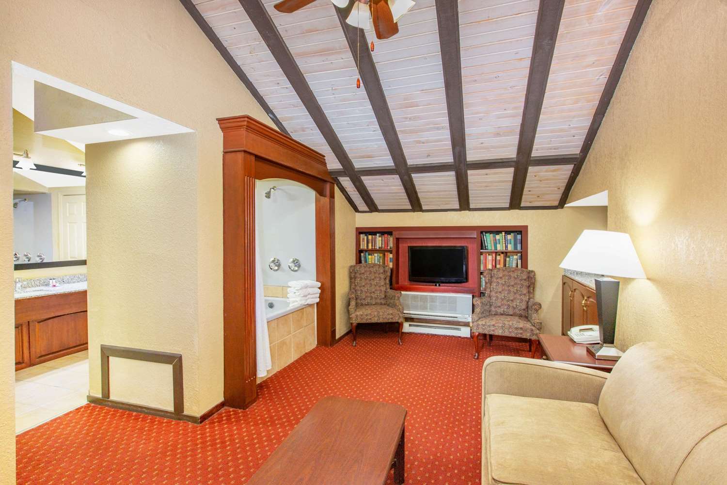 Фото Days Inn & Suites by Wyndham Coralville Iowa City