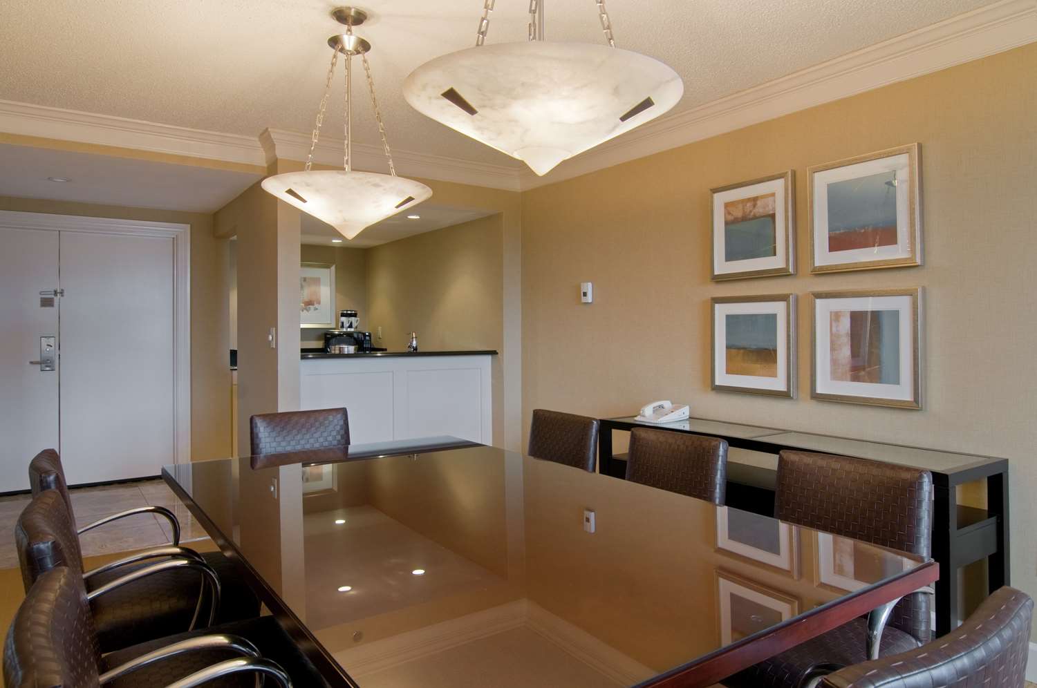 Фото Hilton Raleigh North Hills