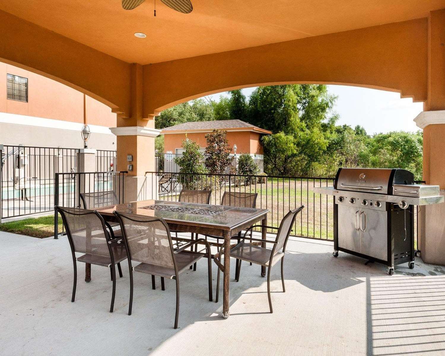 Фото Comfort Suites Oil Center