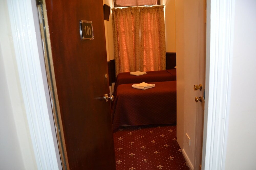 Фото Hyde Park Court Hotel