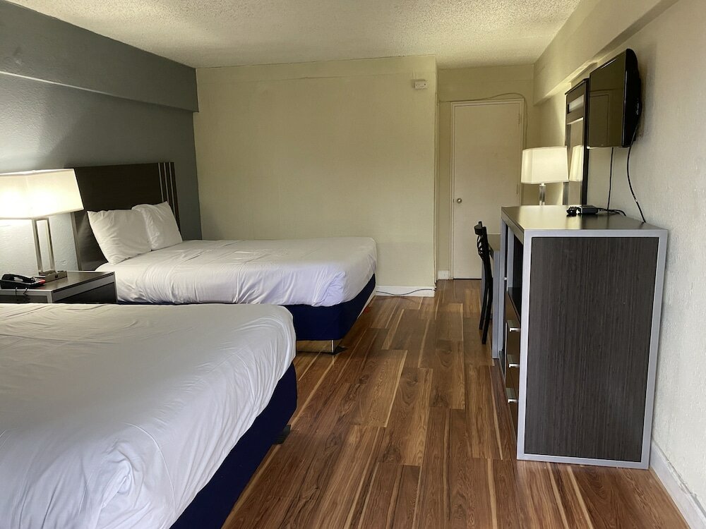 Фото Red Carpet Inn & Suites