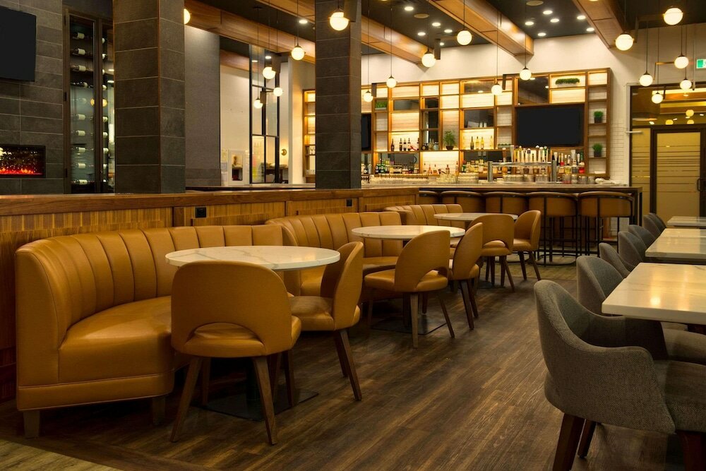 Фото Radisson Hotel & Suites Fort McMurray