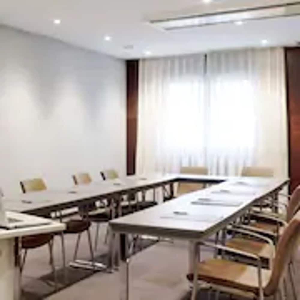 Фото Hotel Ciutat Martorell