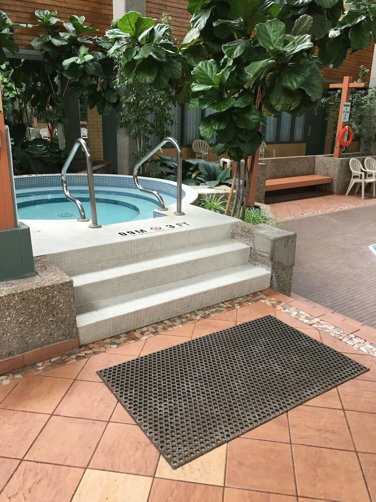 Фото Travelodge by Wyndham Winnipeg East