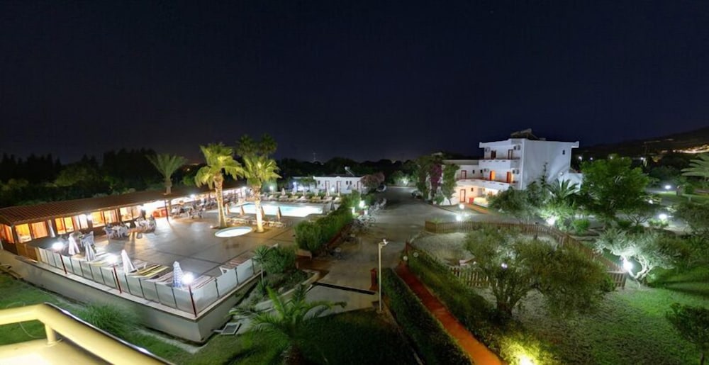 Фото Sandy's Studios Apartments & Log Villas