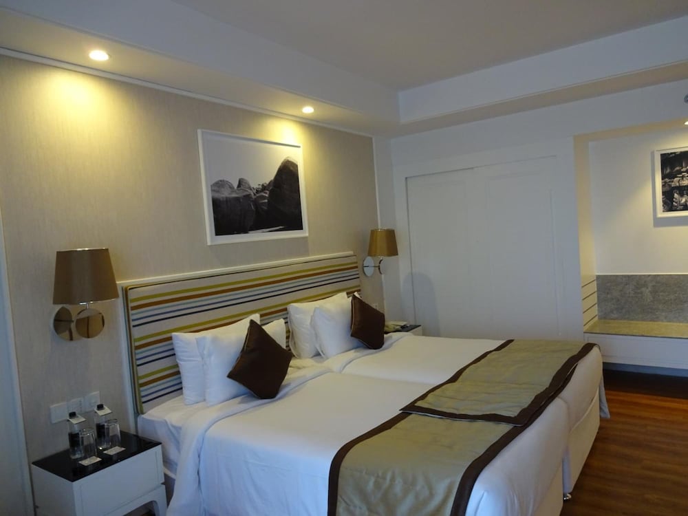 Фото Amanora The Fern Hotels & Club