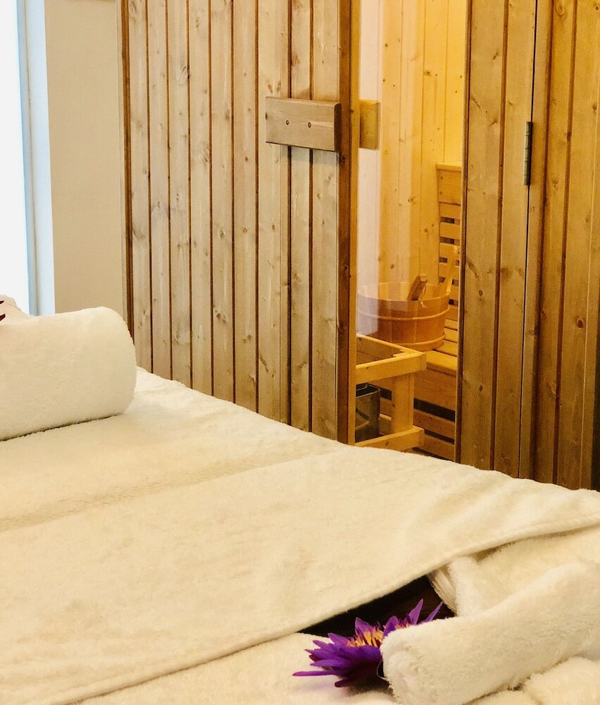 Фото The Radh Hotel