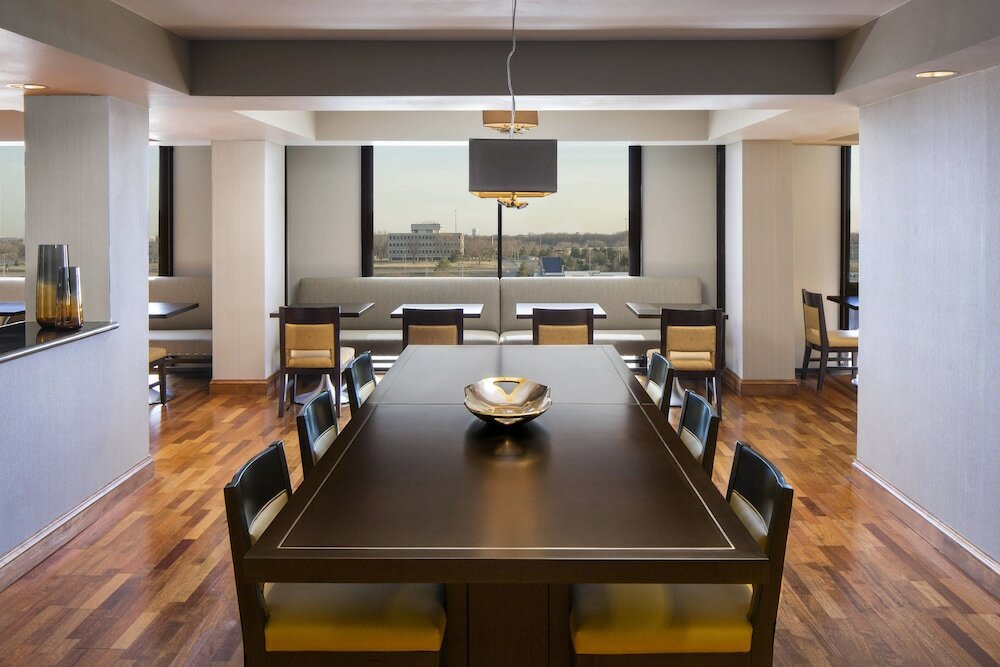 Фото Sheraton West Des Moines Hotel