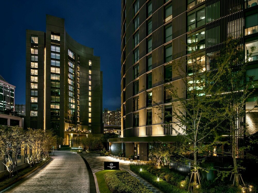 Фото The Middle House