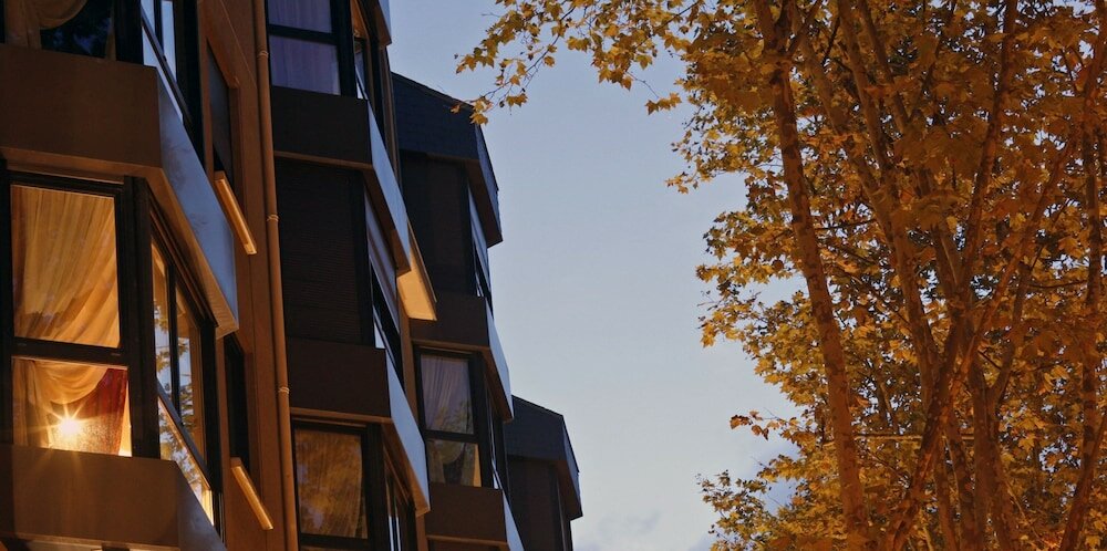 Фото Warwick Reine Astrid Lyon