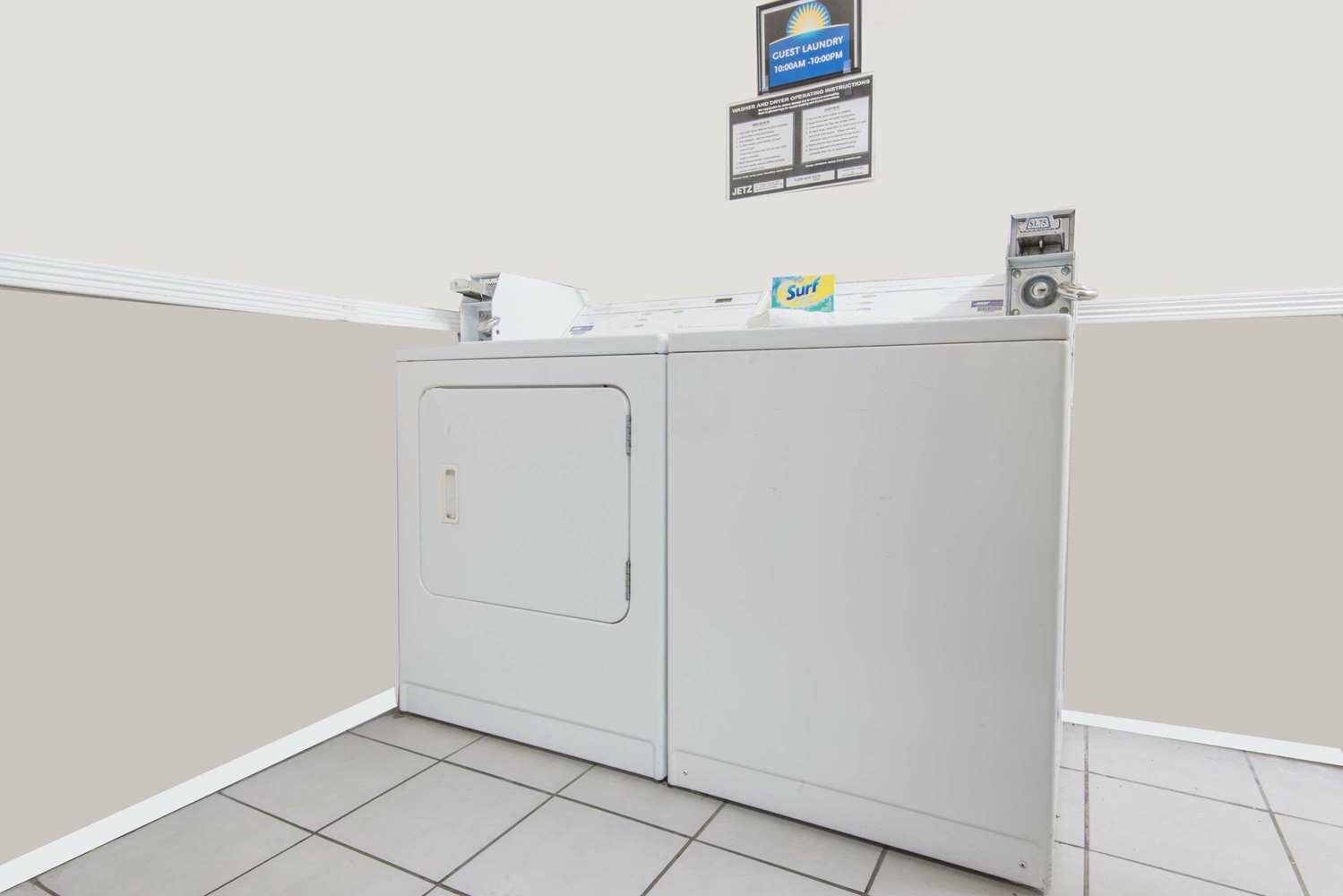 Фото Days Inn by Wyndham Kansas City International Airport