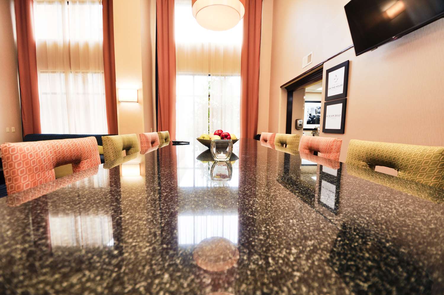 Фото Hampton Inn & Suites Louisville East