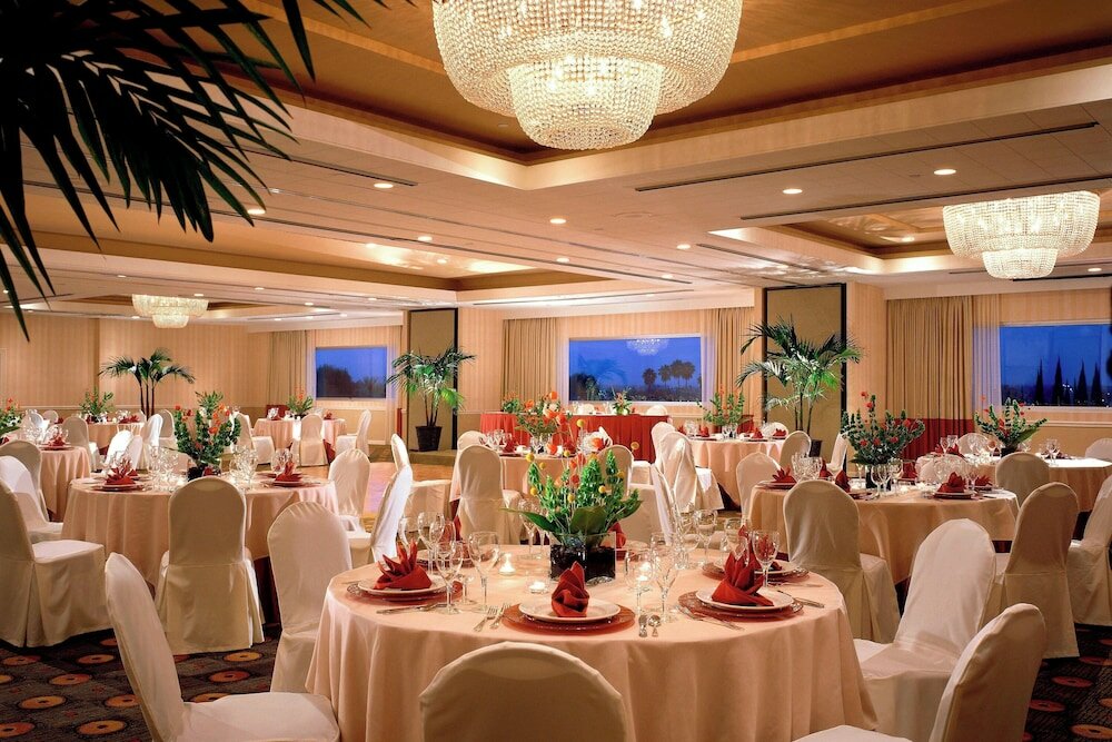 Фото Courtyard by Marriott Los Angeles - Sherman Oaks