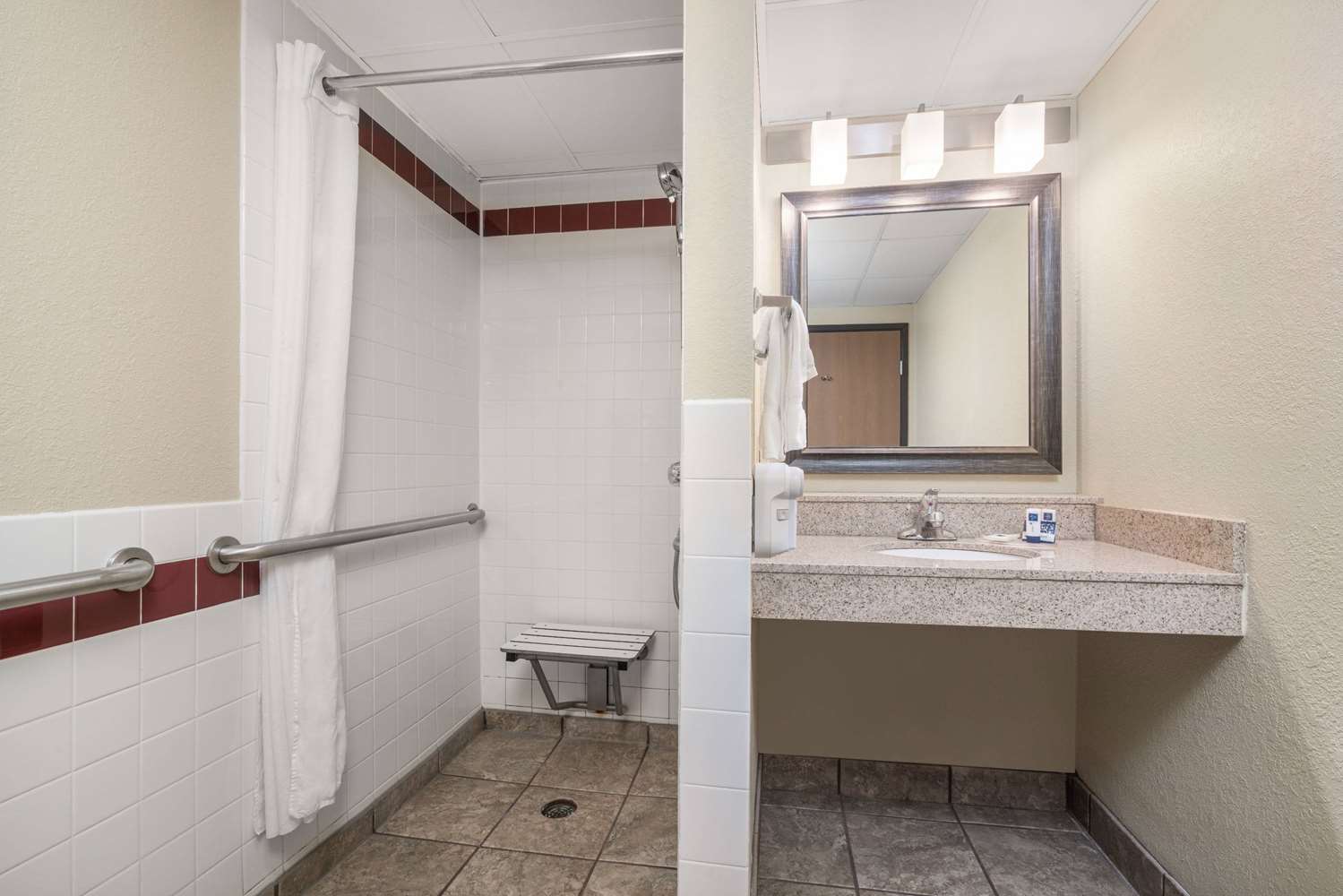 Фото AmericInn by Wyndham Fargo West Acres