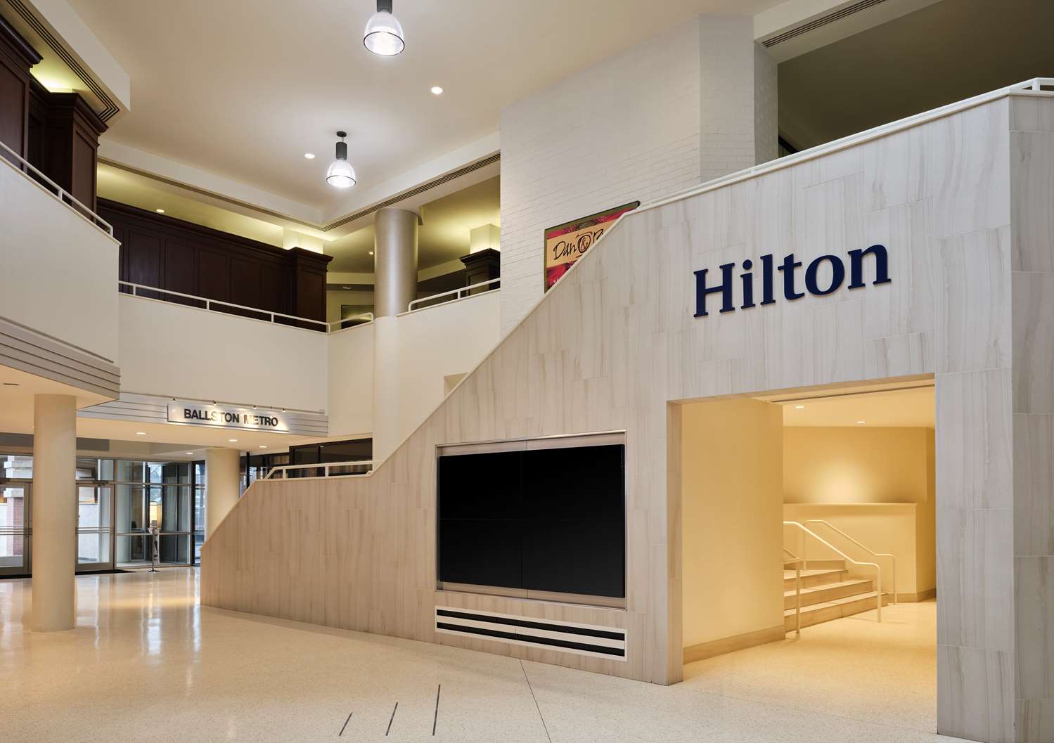 Фото Hilton Arlington
