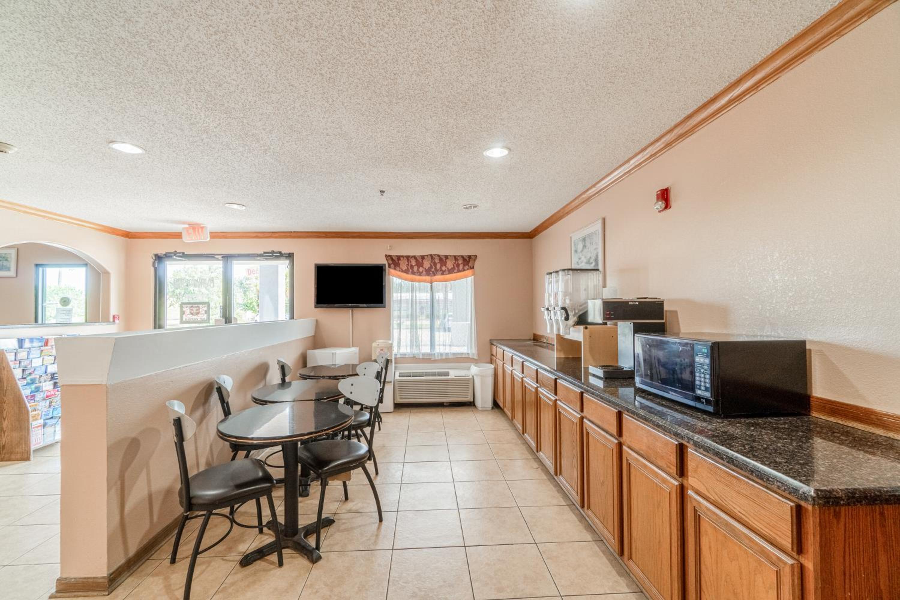 Фото Fairway Inn La Porte