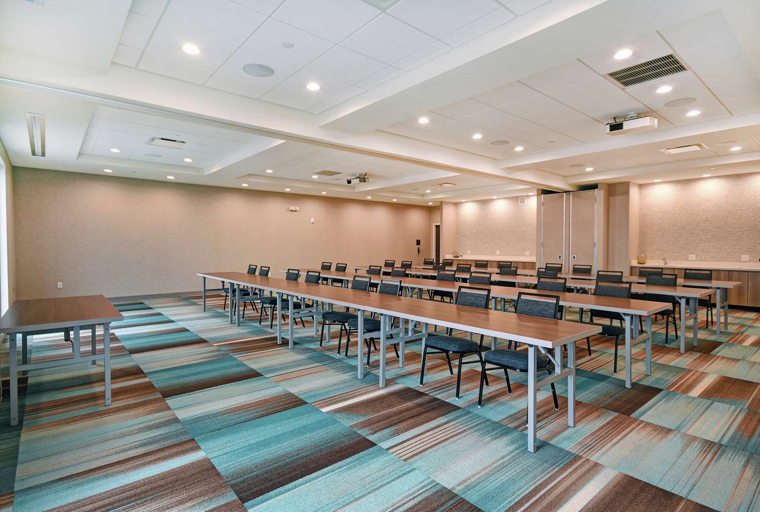 Фото Home2 Suites by Hilton Beloit