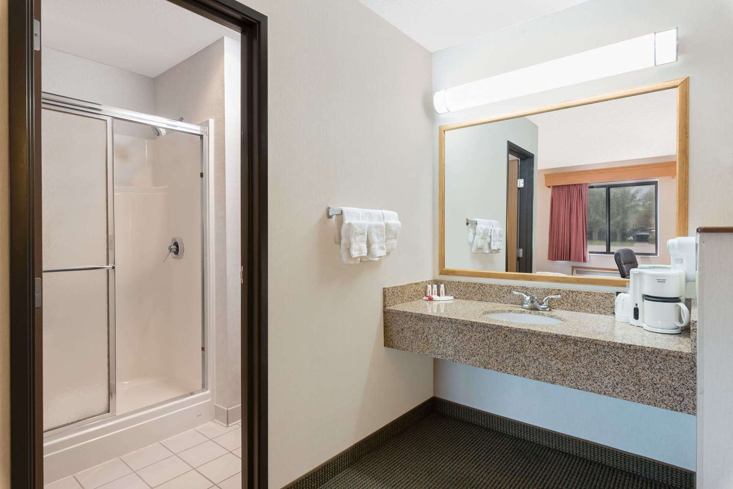 Фото Baymont by Wyndham Hot Springs