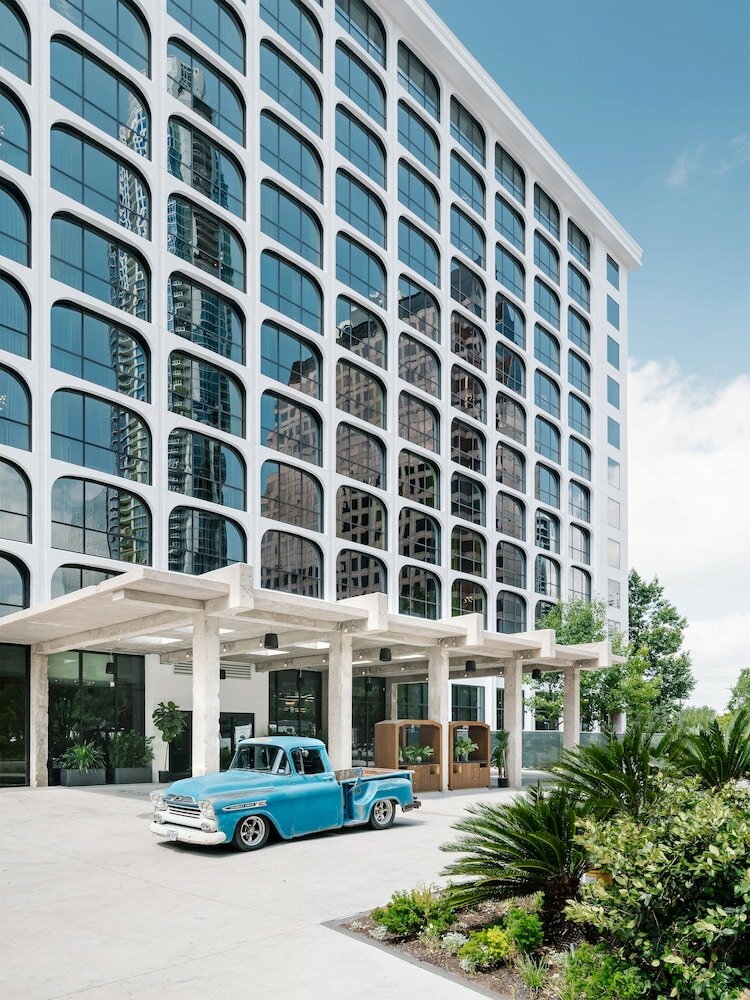 Фото The Line Austin