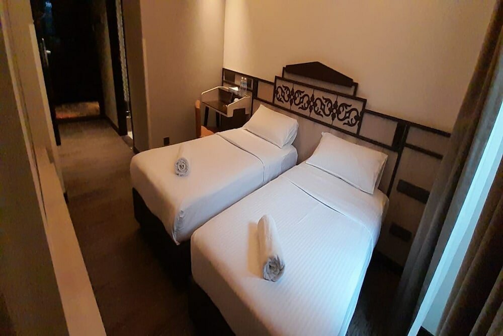 Фото Lion Peak Hotel Hamilton