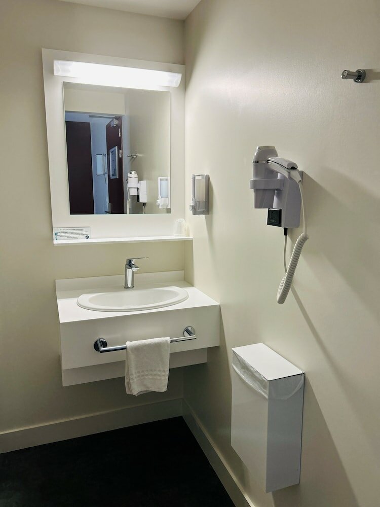 Фото Wood Inn Hôtel Aéroport Bordeaux-Mérignac