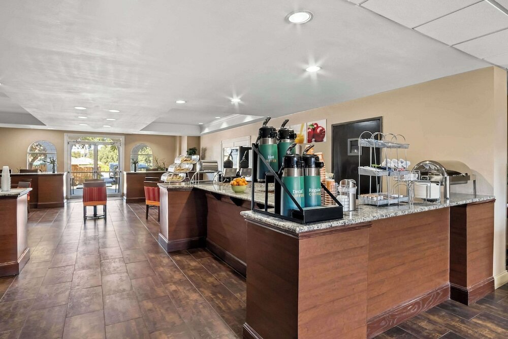 Фото Comfort Suites Las Colinas Center