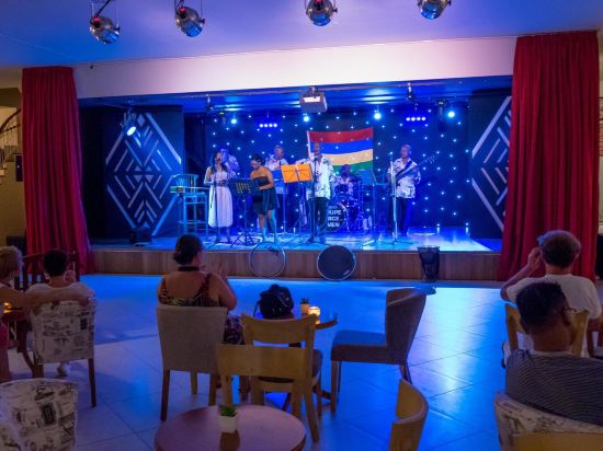 Фото Le Peninsula Bay Beach Resort