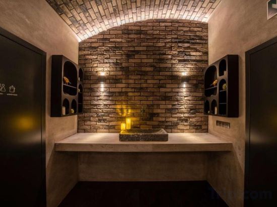 Фото The Viaduct Suites & More