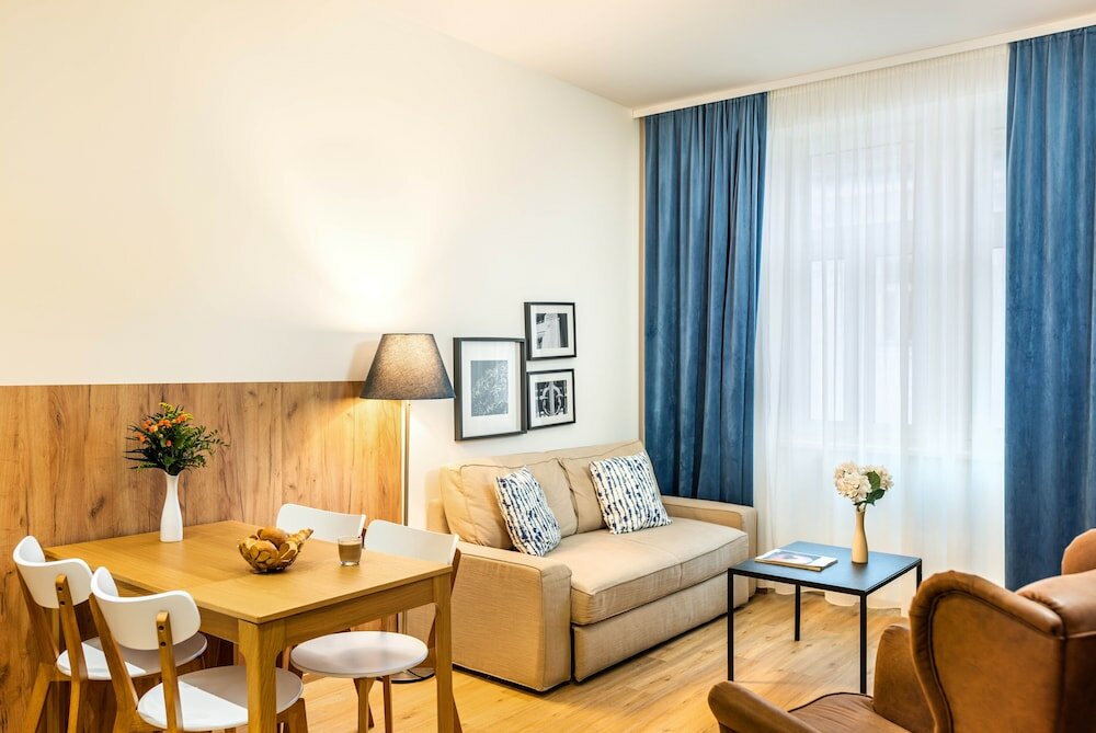 Фото Jimmy's Apartments Emerald