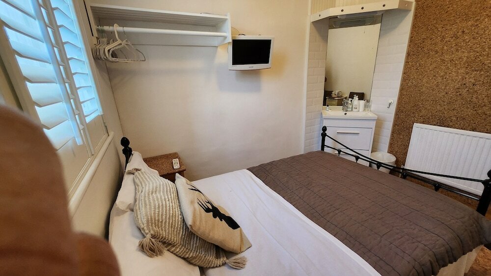 Фото Cornerstones Guest House