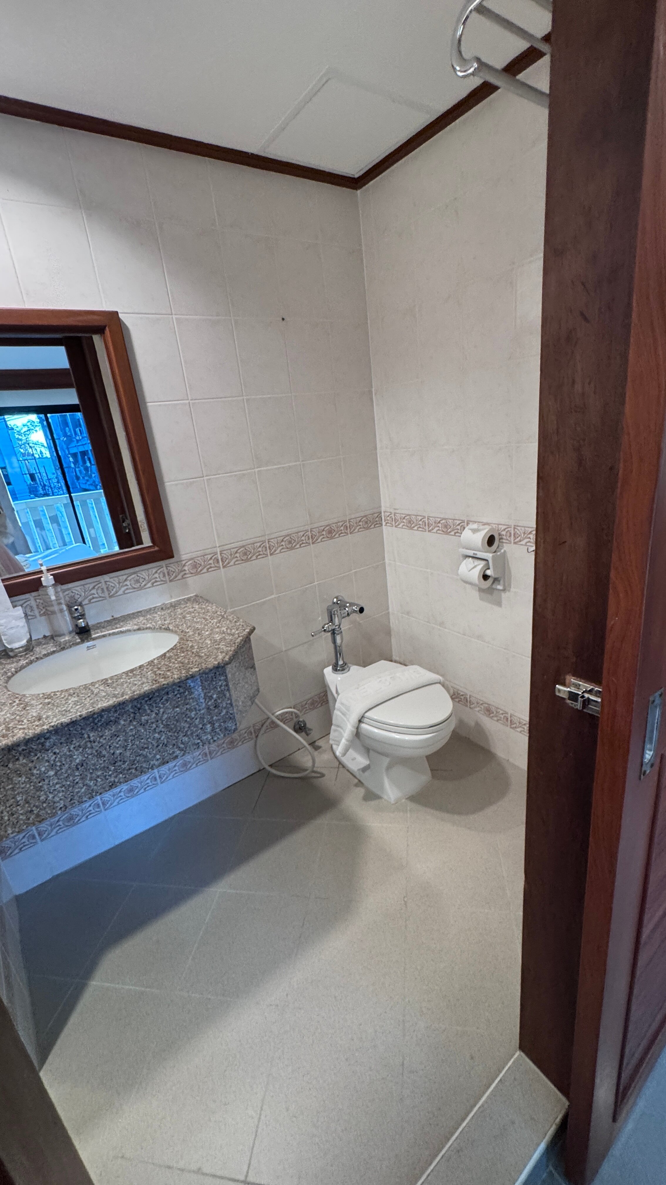 Фото Rattana Karon Beach Hotel