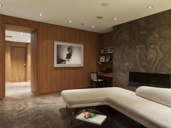 Фото The Emblem Hotel