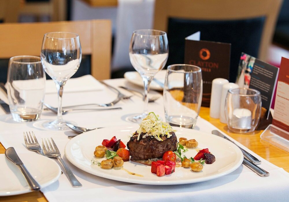 Фото Clayton Hotel Cardiff Lane