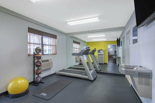 Гостиница Days Inn by Wyndham Elmsford White Plains в Элмсфорде