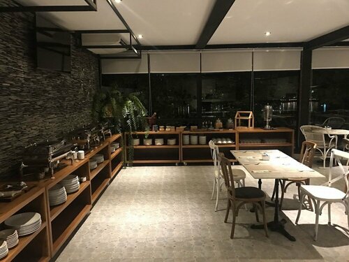 Гостиница Natee The Riverfront Hotel Kanchanaburi в Канчанабури