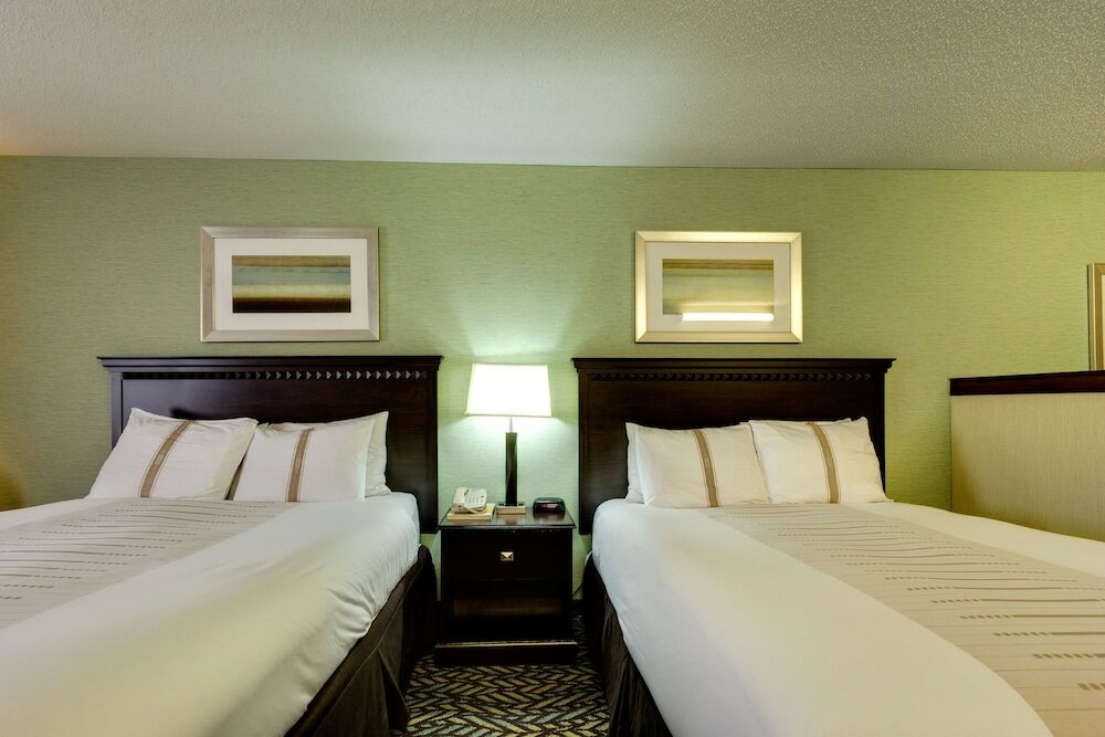 Фото Fireside Inn & Suites