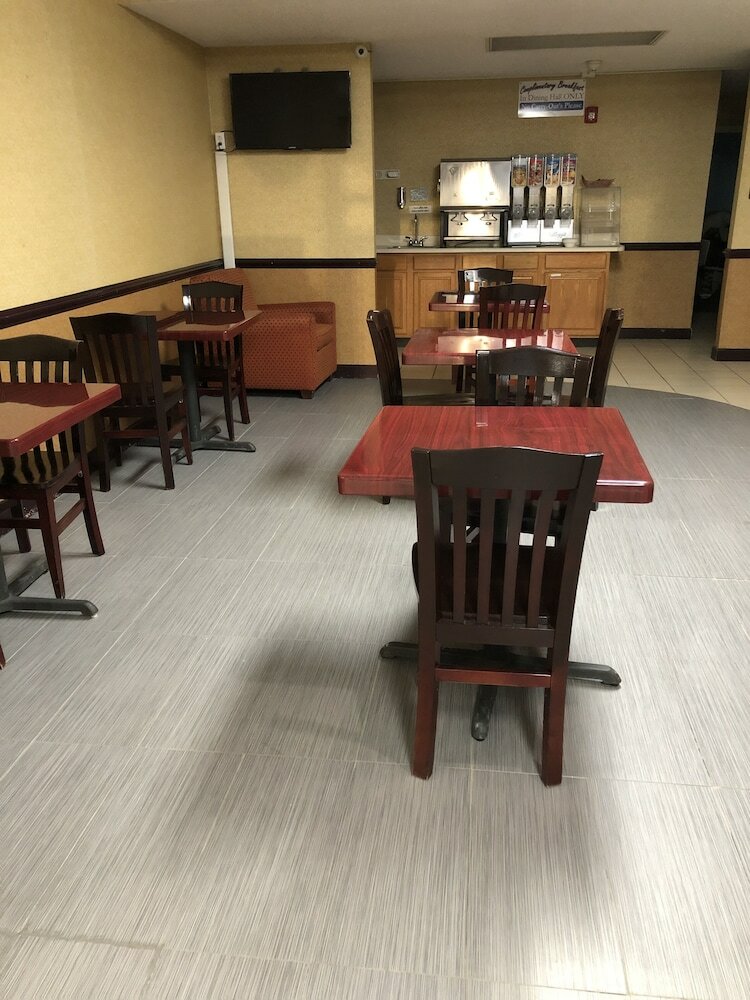 Фото Howard Johnson by Wyndham Perry Ga